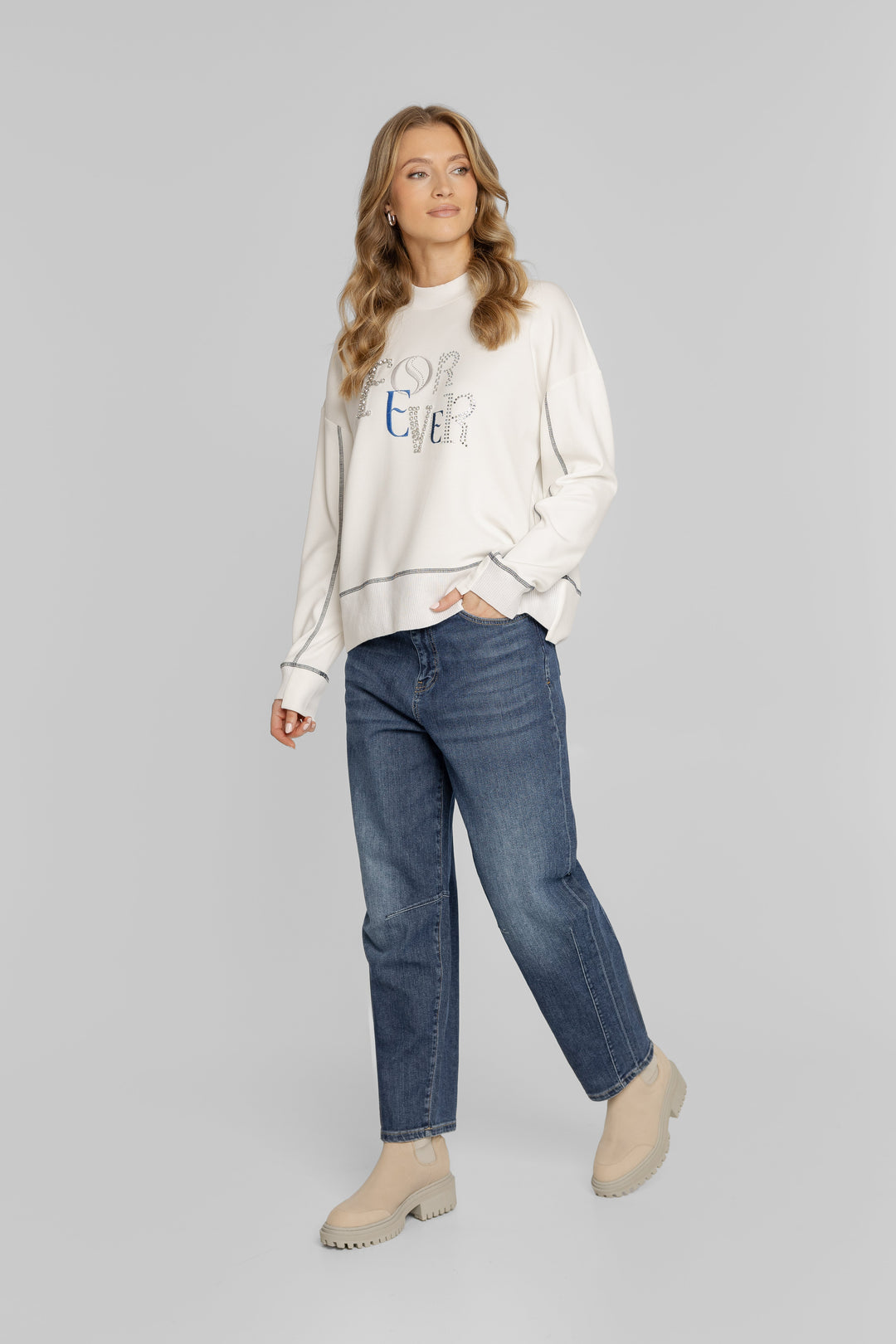 Damen-Freizeitset mit weißem Sweatshirt und Barrel-Jeans