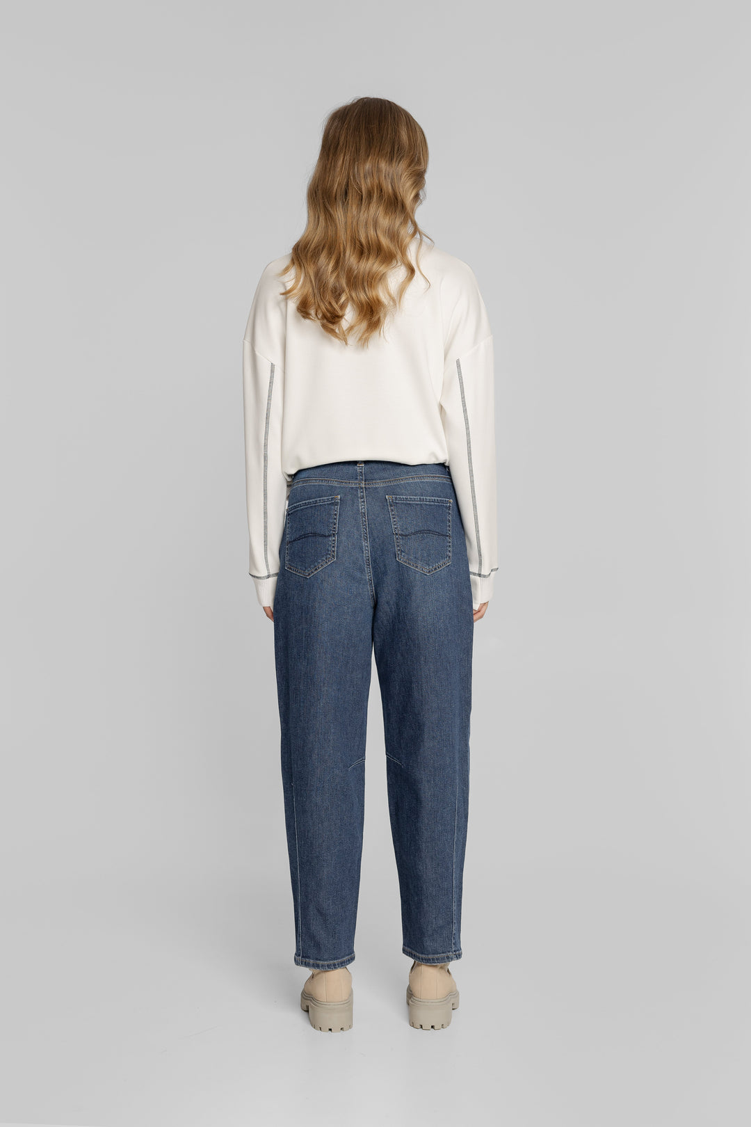 Damen-Freizeitset mit weißem Sweatshirt und Barrel-Jeans