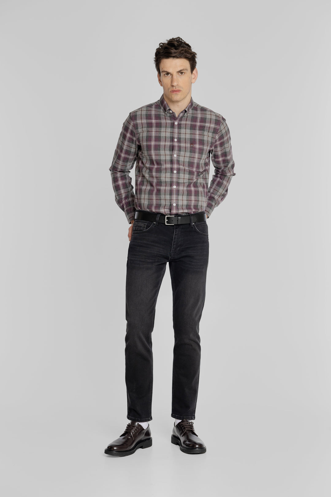 Męskie jeansy Regular Fit w czarnym spraniu