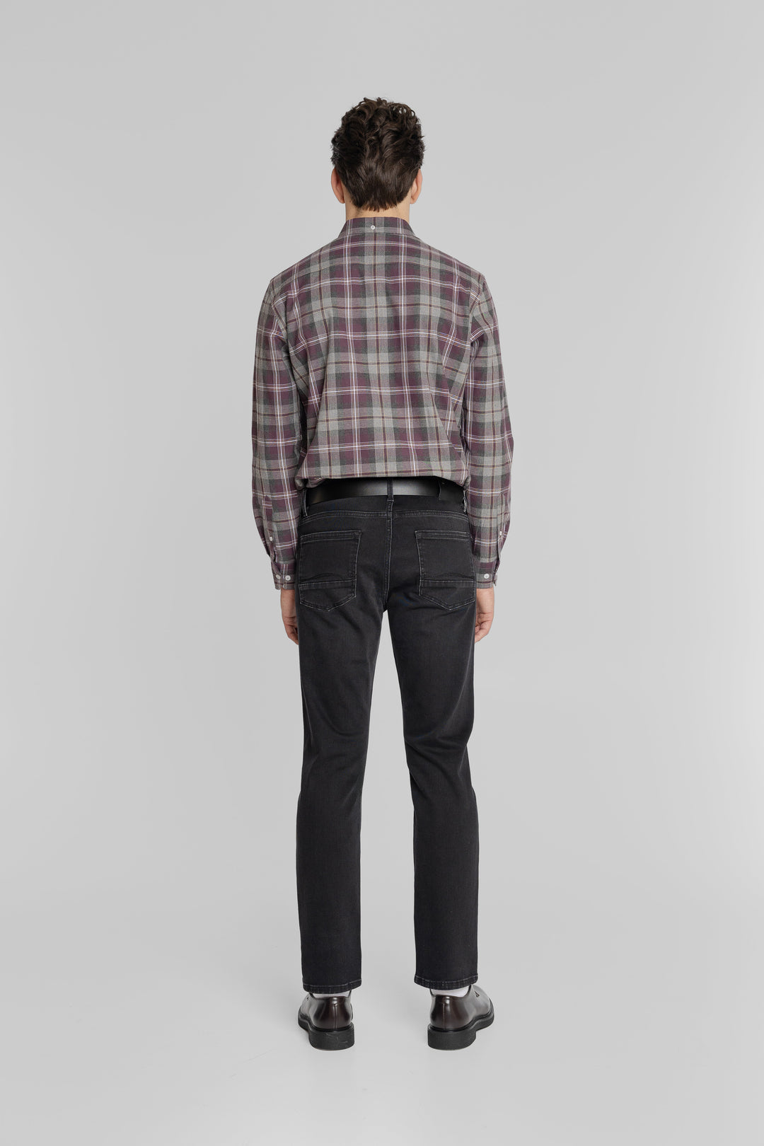 Męskie jeansy Regular Fit w czarnym spraniu