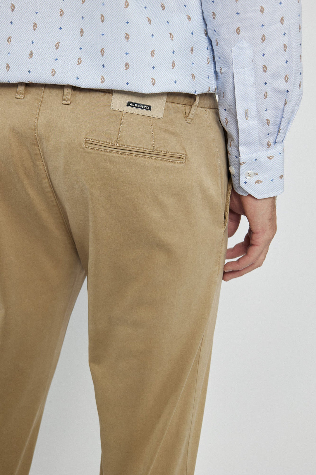Beige Herrenhose mit Ziernähten