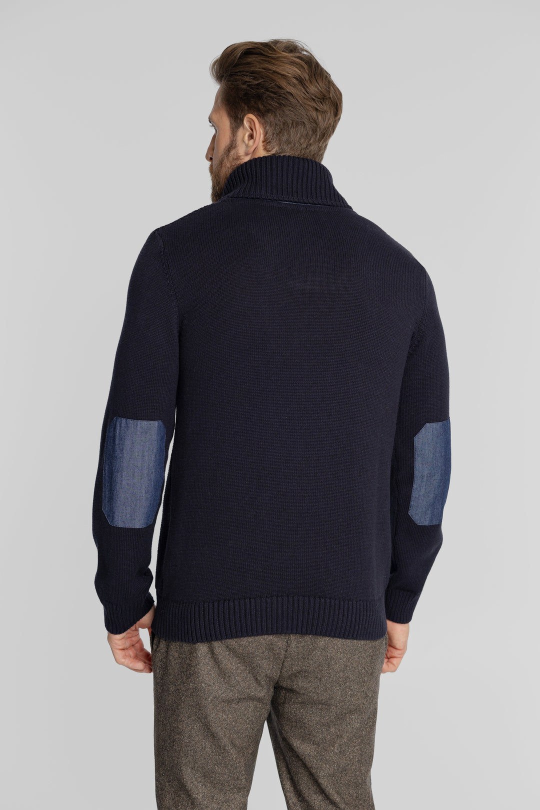 Granatowy sweter męski z szalowym kołnierzem