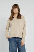 Beiger Pullover mit V-Ausschnitt