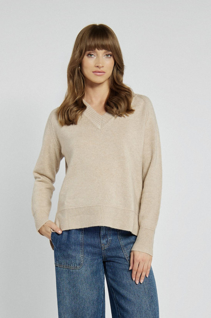 Beiger Pullover mit V-Ausschnitt