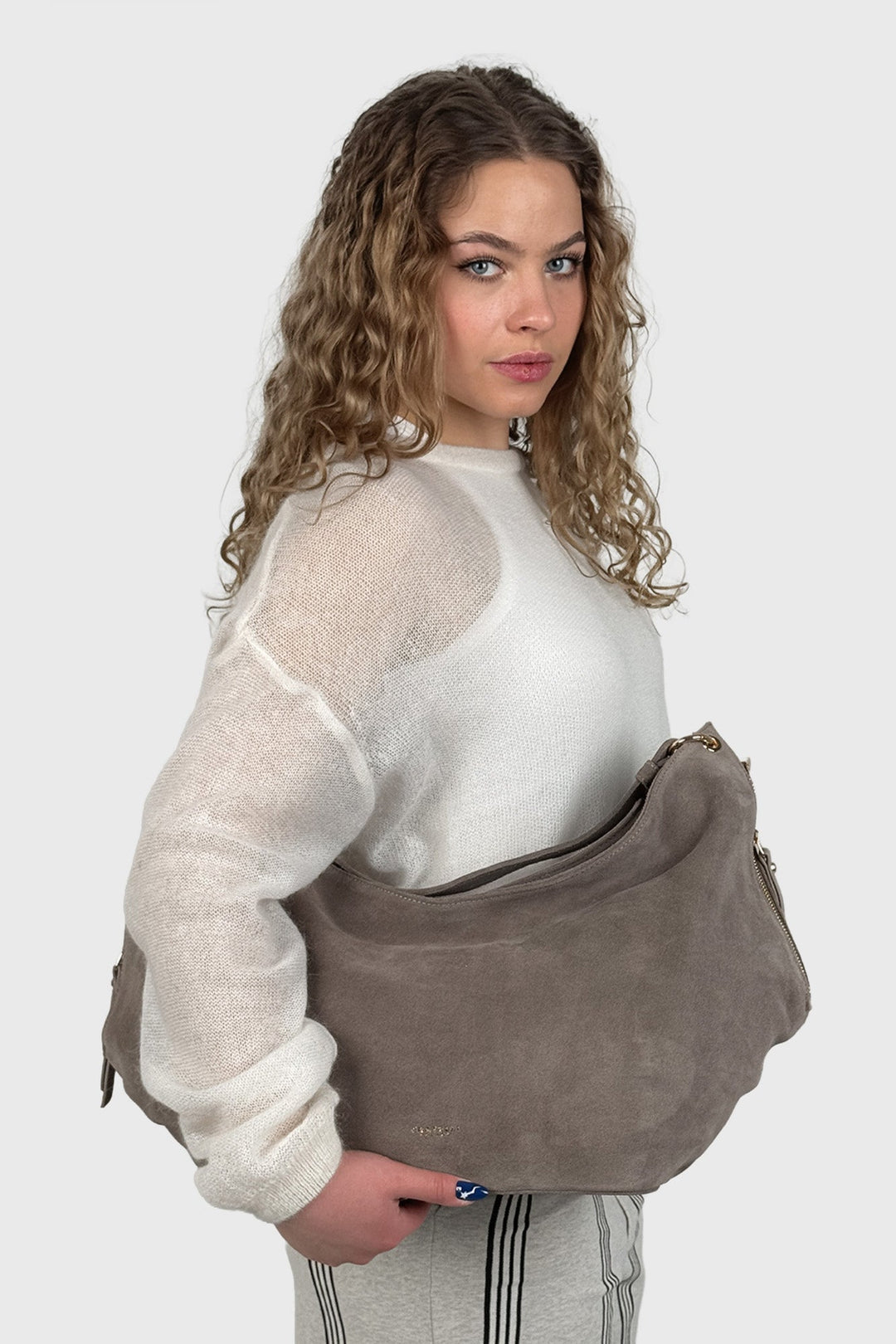 Fratelli Hobo Bag aus weichem Velours in Taupe