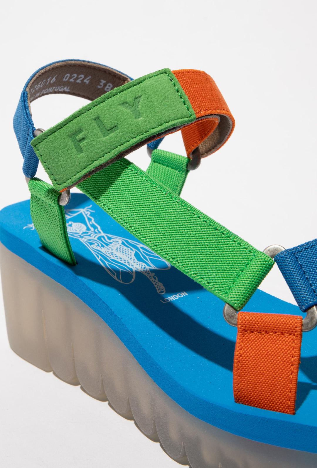 FLY Sandalen auf hohem Keilabsatz in Blau, Grün und Orange