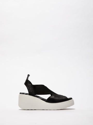 Sandales à talons hauts noires et blanches recouvertes