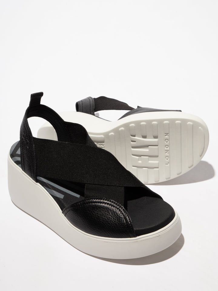 Schwarz-weiße geschlossene Sandalen auf hohem Keilabsatz