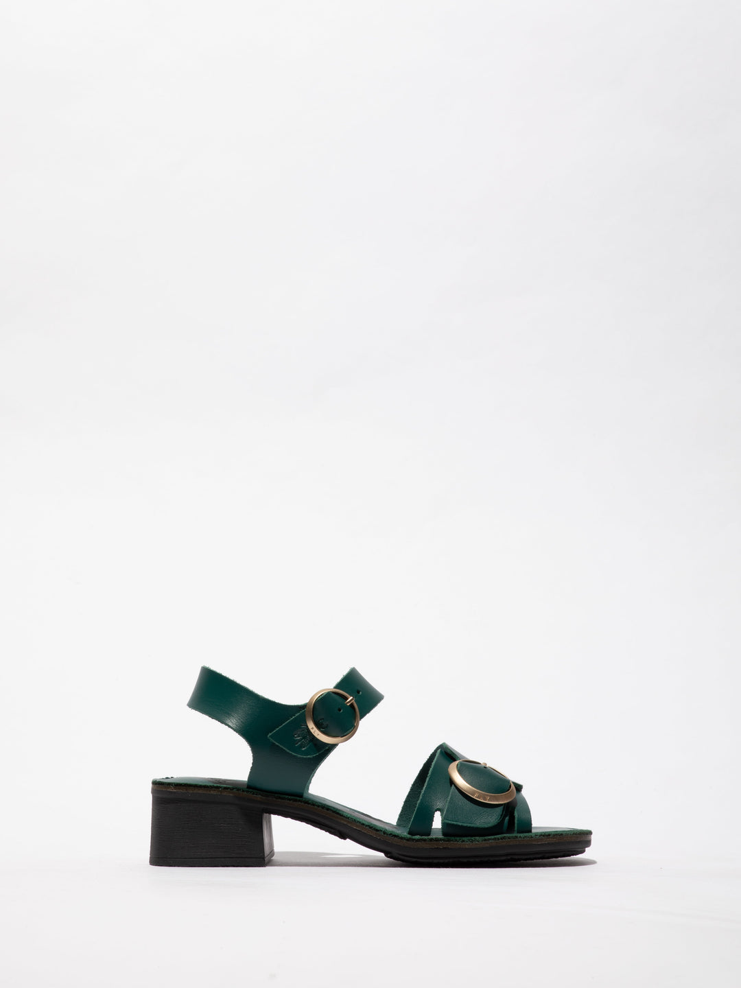 Moderne grüne Sandalen mit auffälligen Verschlüssen