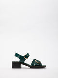 Moderne grüne Sandalen mit auffälligen Verschlüssen