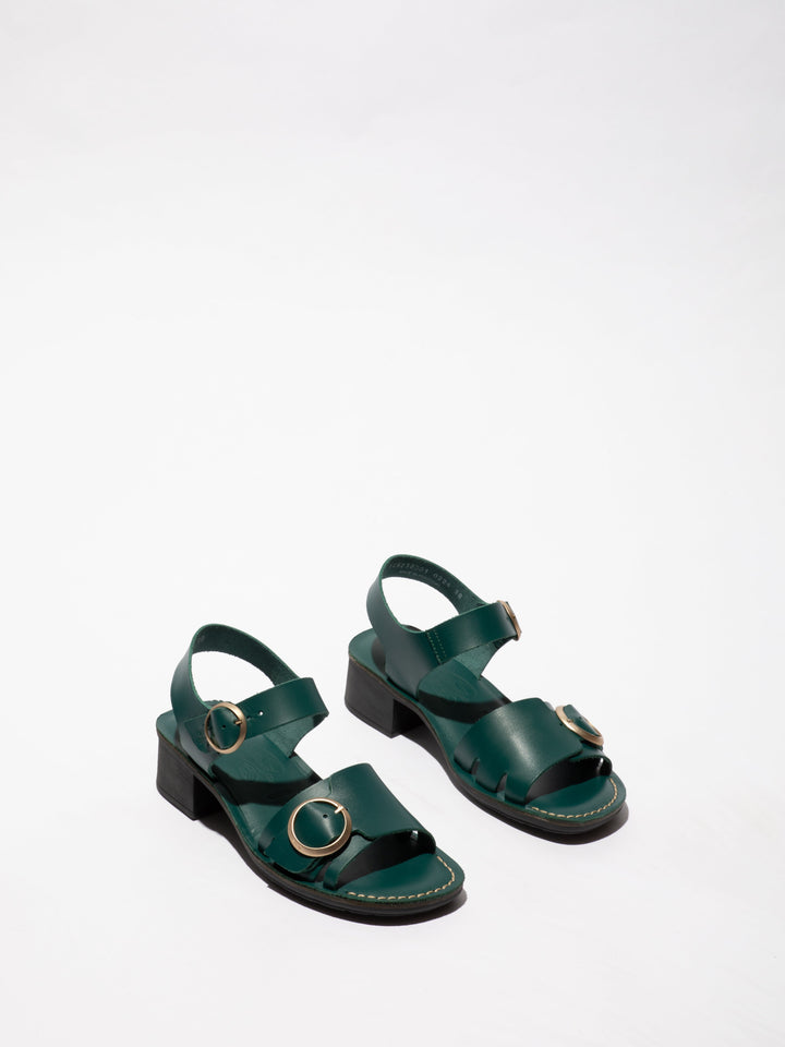 Moderne grüne Sandalen mit auffälligen Verschlüssen