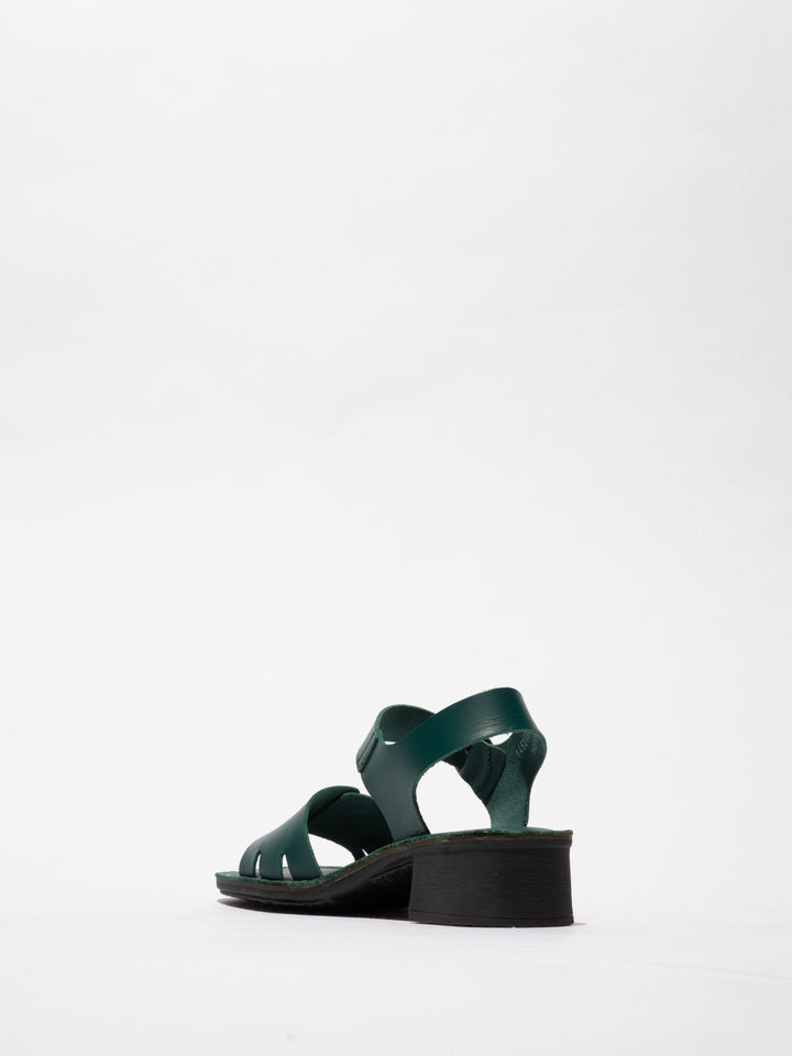 Moderne grüne Sandalen mit auffälligen Verschlüssen