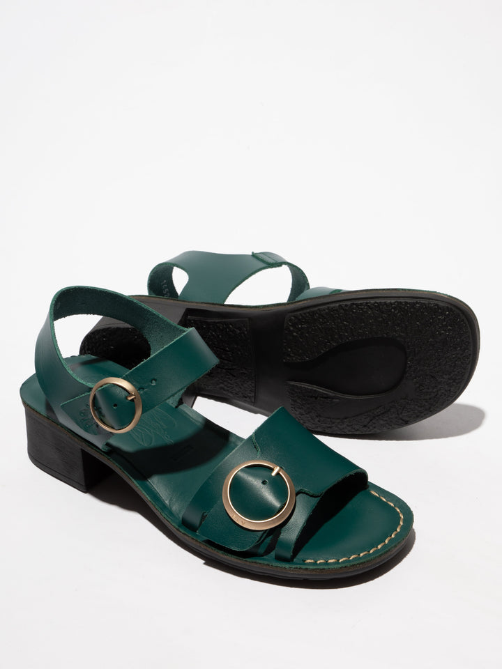Moderne grüne Sandalen mit auffälligen Verschlüssen