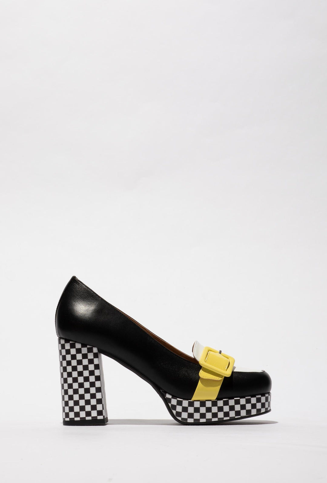 Elegante Absatzschuhe mit gelbem Riemen und karierter Sohle