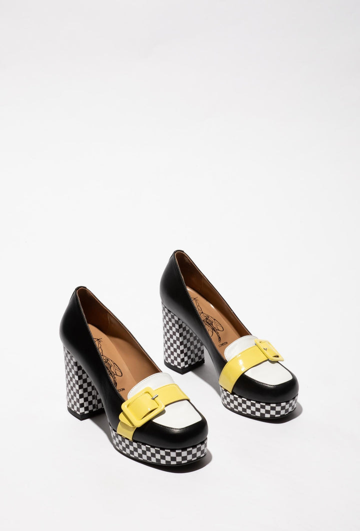 Elegante Absatzschuhe mit gelbem Riemen und karierter Sohle