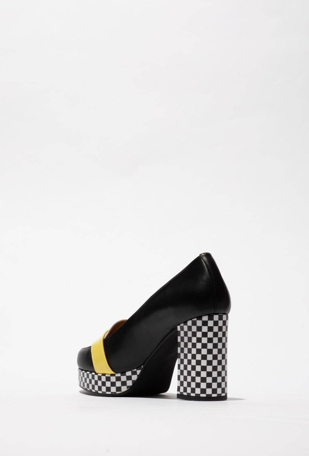 Elegante Absatzschuhe mit gelbem Riemen und karierter Sohle