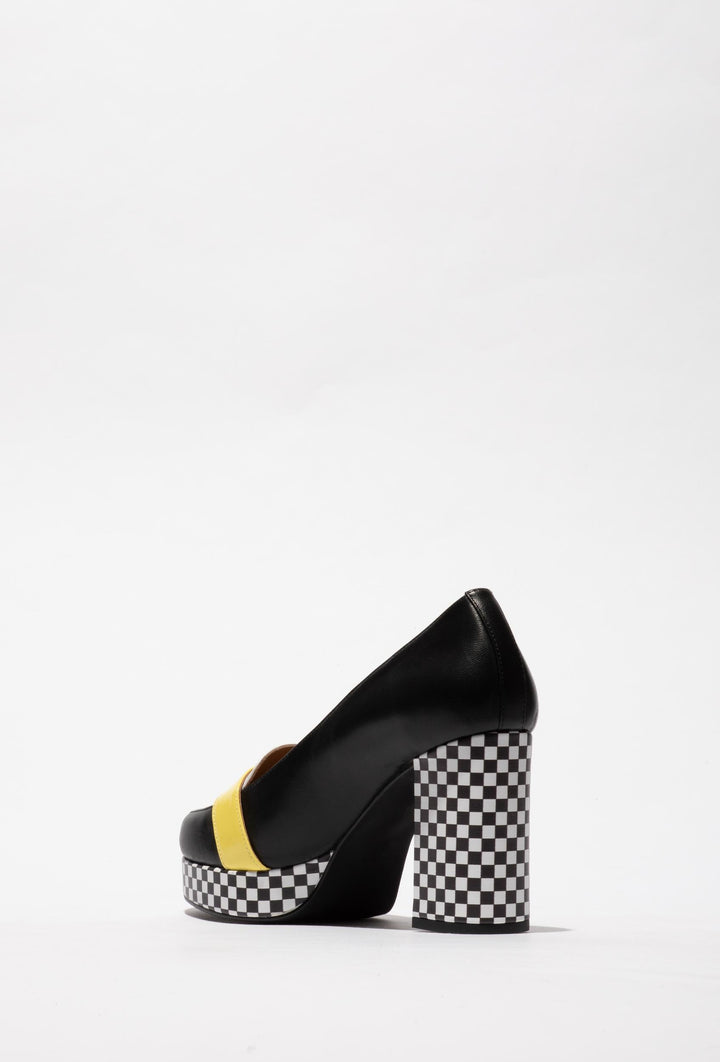 Elegante Absatzschuhe mit gelbem Riemen und karierter Sohle