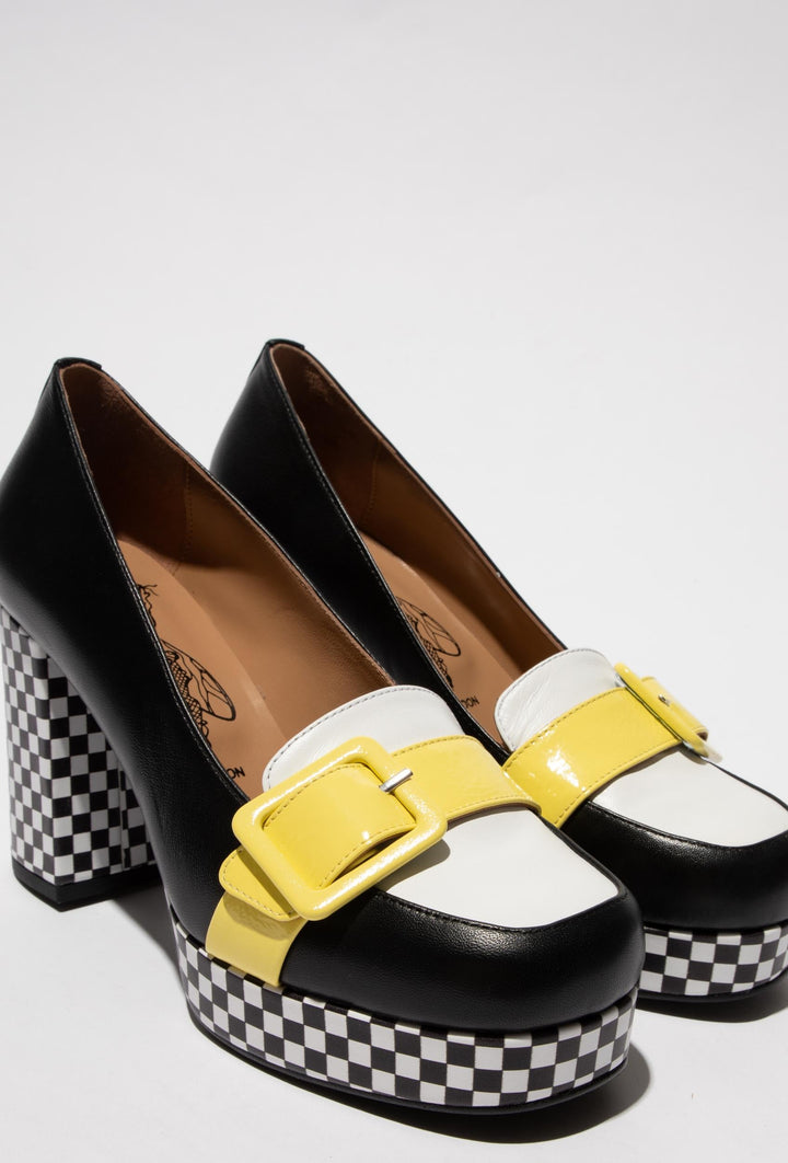 Elegante Absatzschuhe mit gelbem Riemen und karierter Sohle
