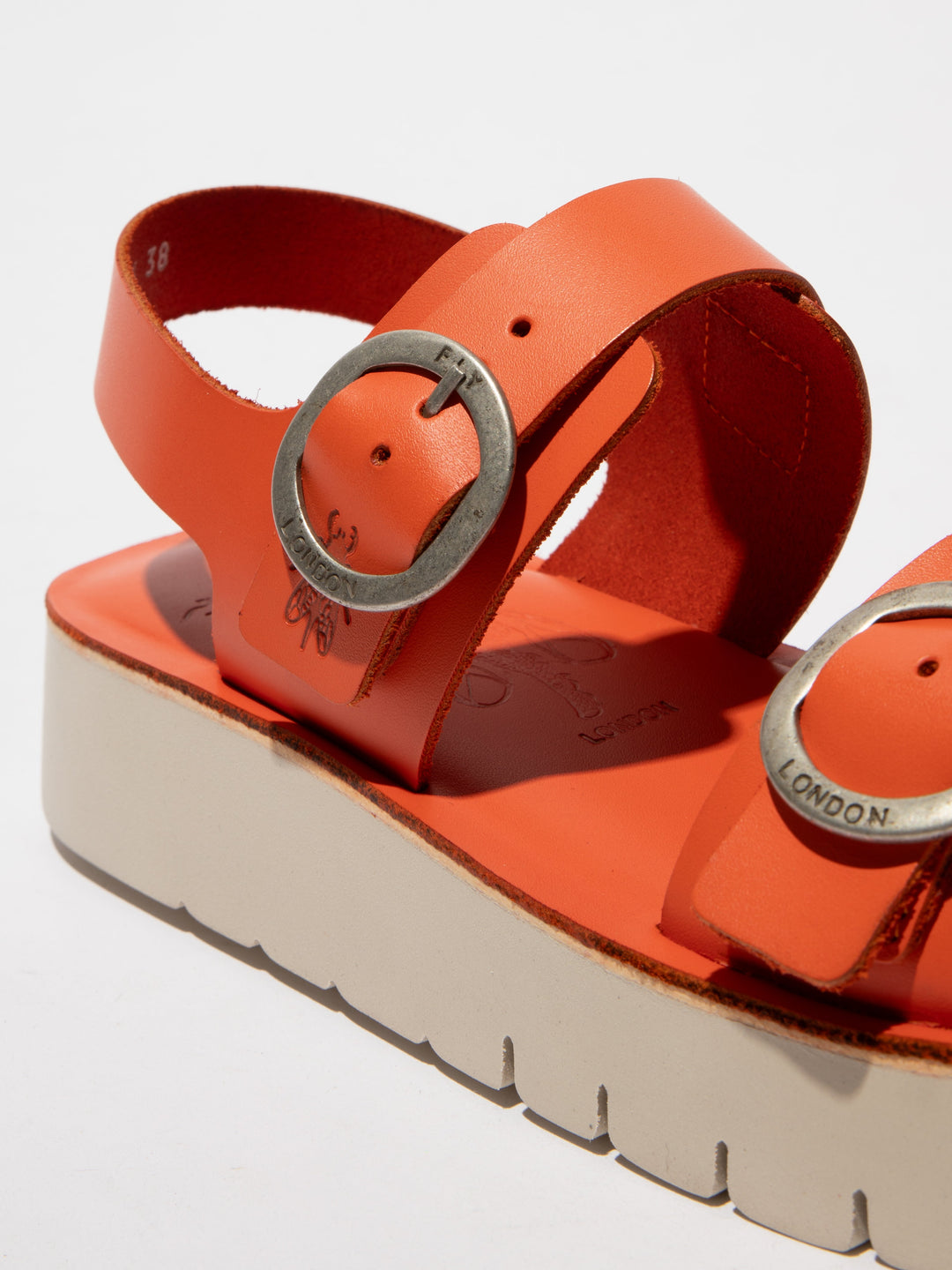 Rote Sandalen mit Details und weißer Sohle