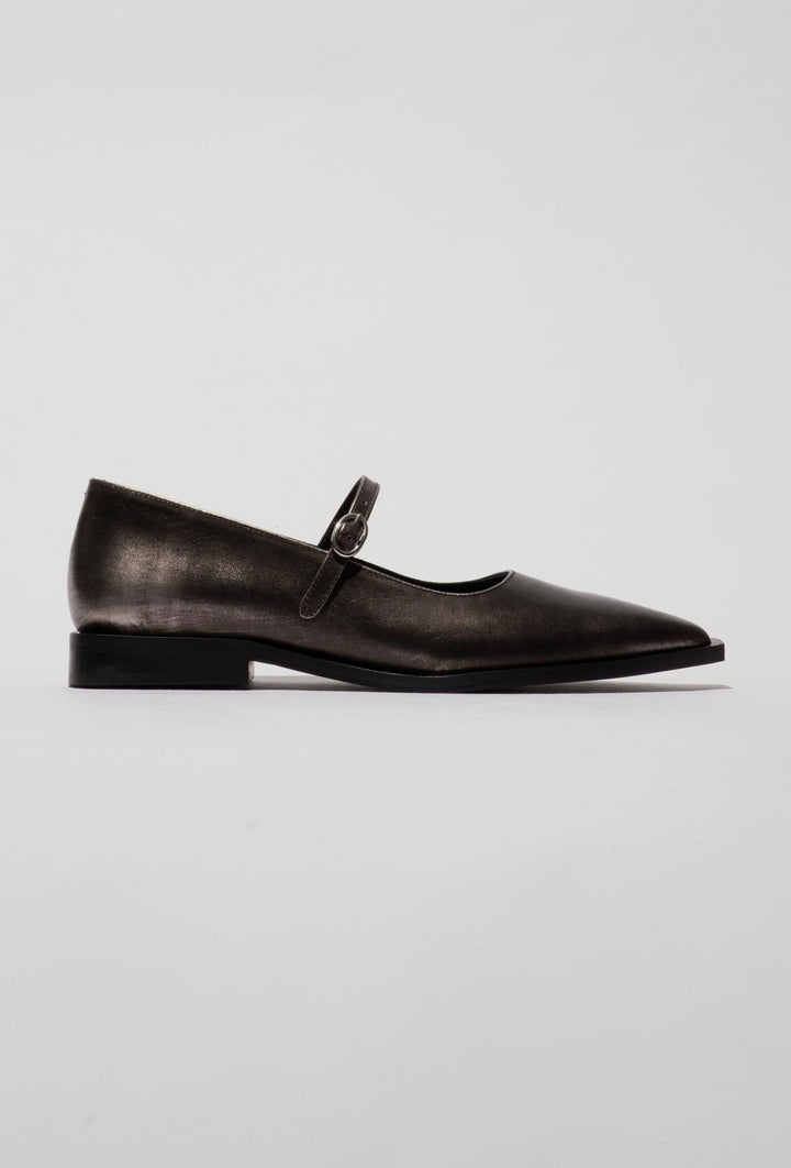 Metallic Flat Shoes with a Strap and Buckle