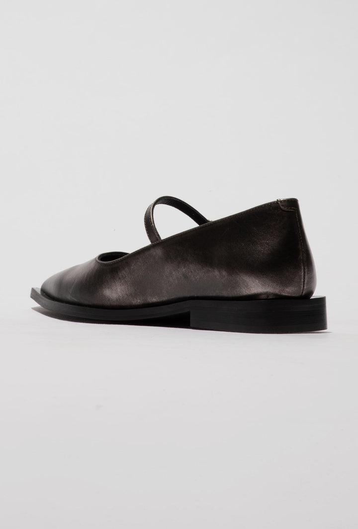 Metallic Flat Shoes with a Strap and Buckle