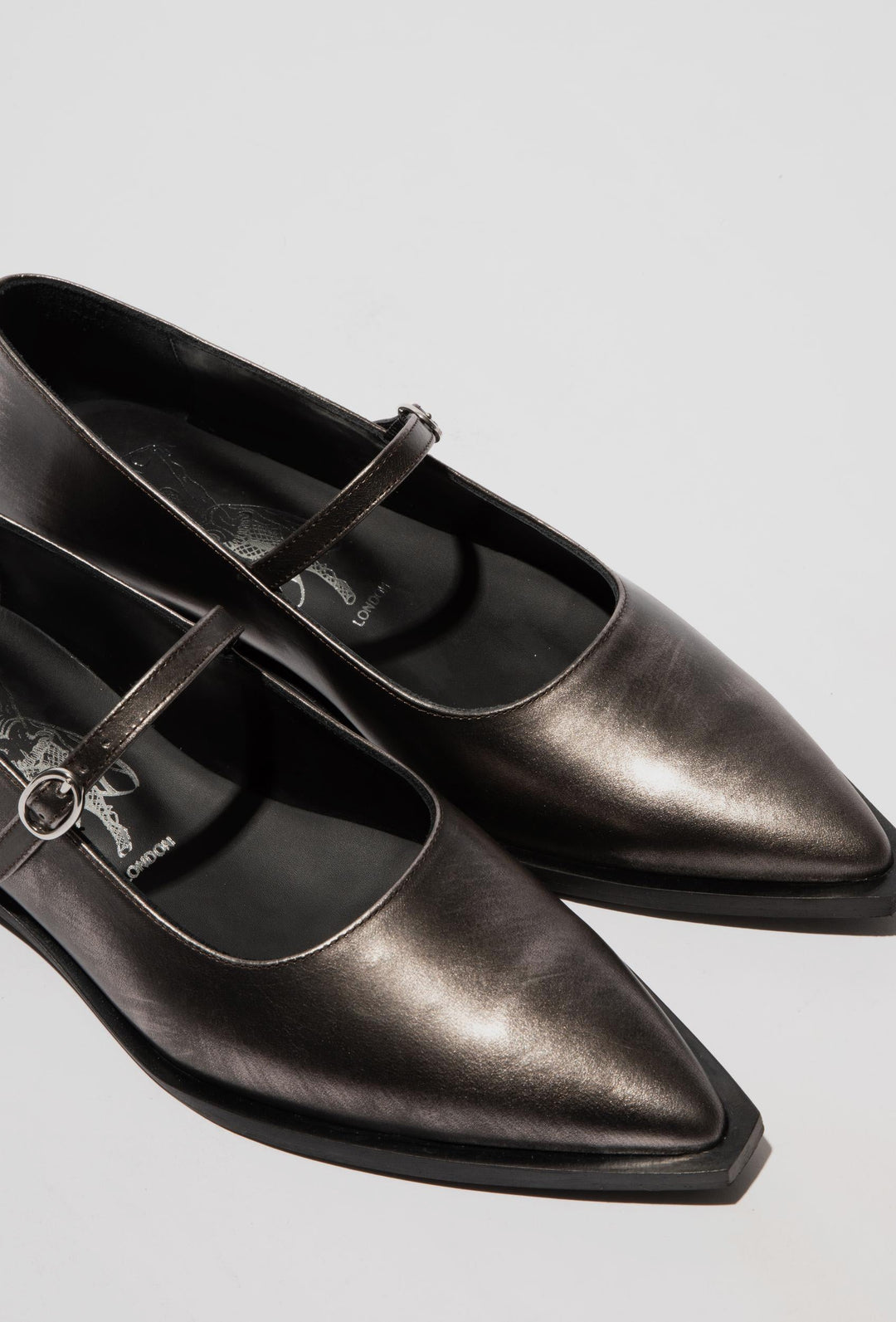 Metallic Flat Shoes with a Strap and Buckle