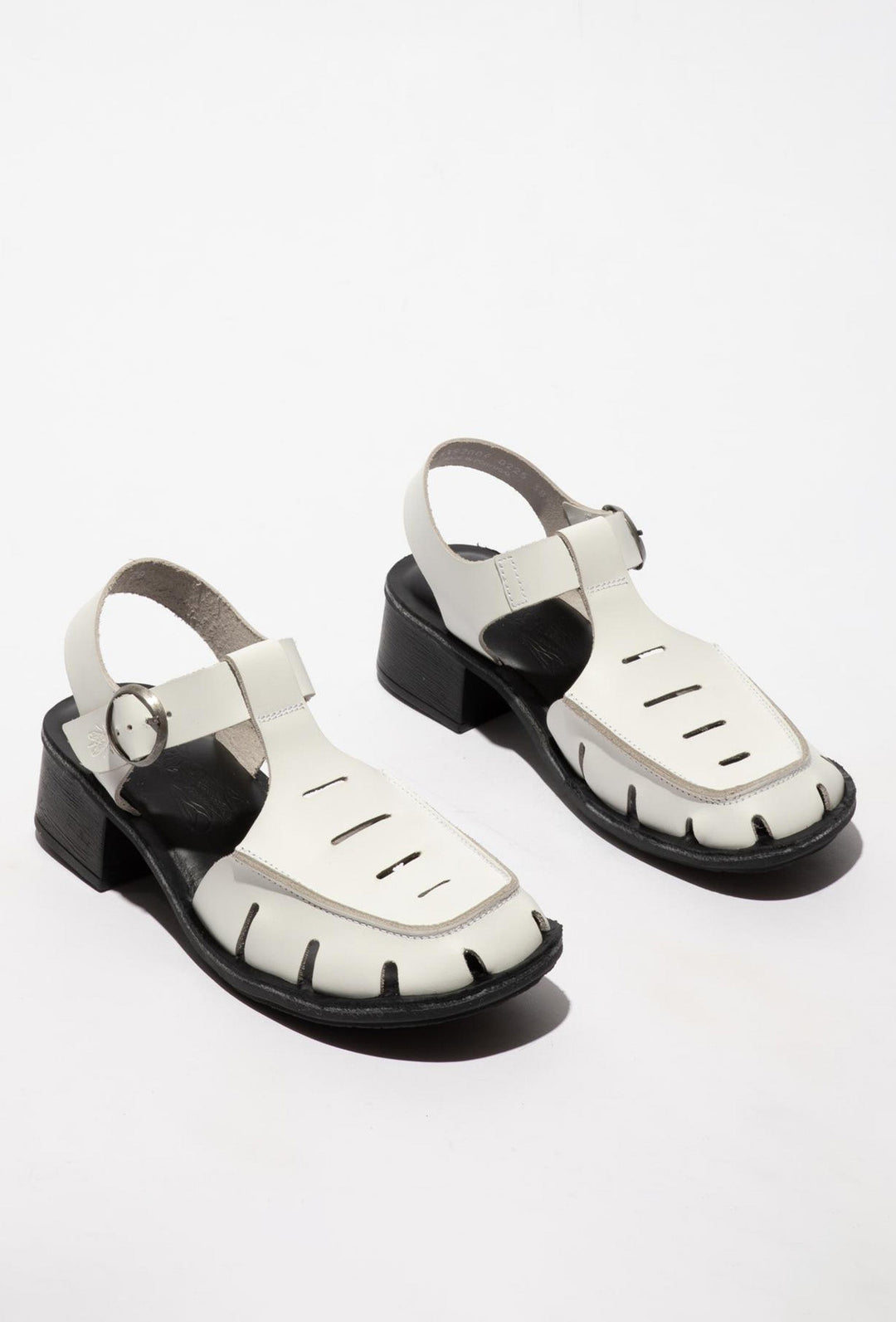 Weiße Ledersandalen mit stabilem Blockabsatz FLY LONDON