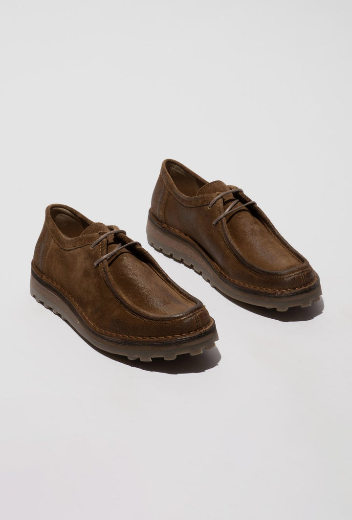 Braune Schnürschuhe aus Wildleder