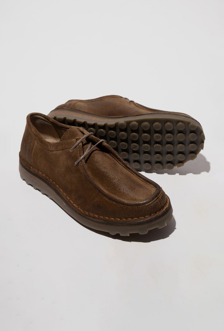 Braune Schnürschuhe aus Wildleder