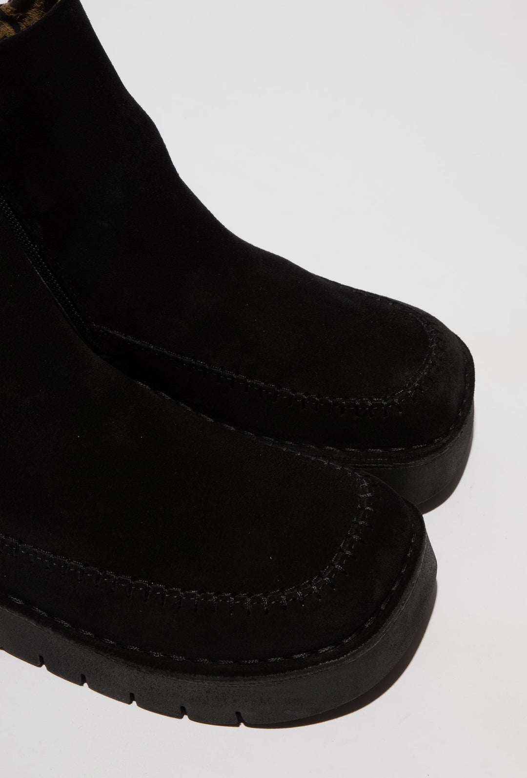 Schwarze Wildleder-Stiefeletten mit Plateau