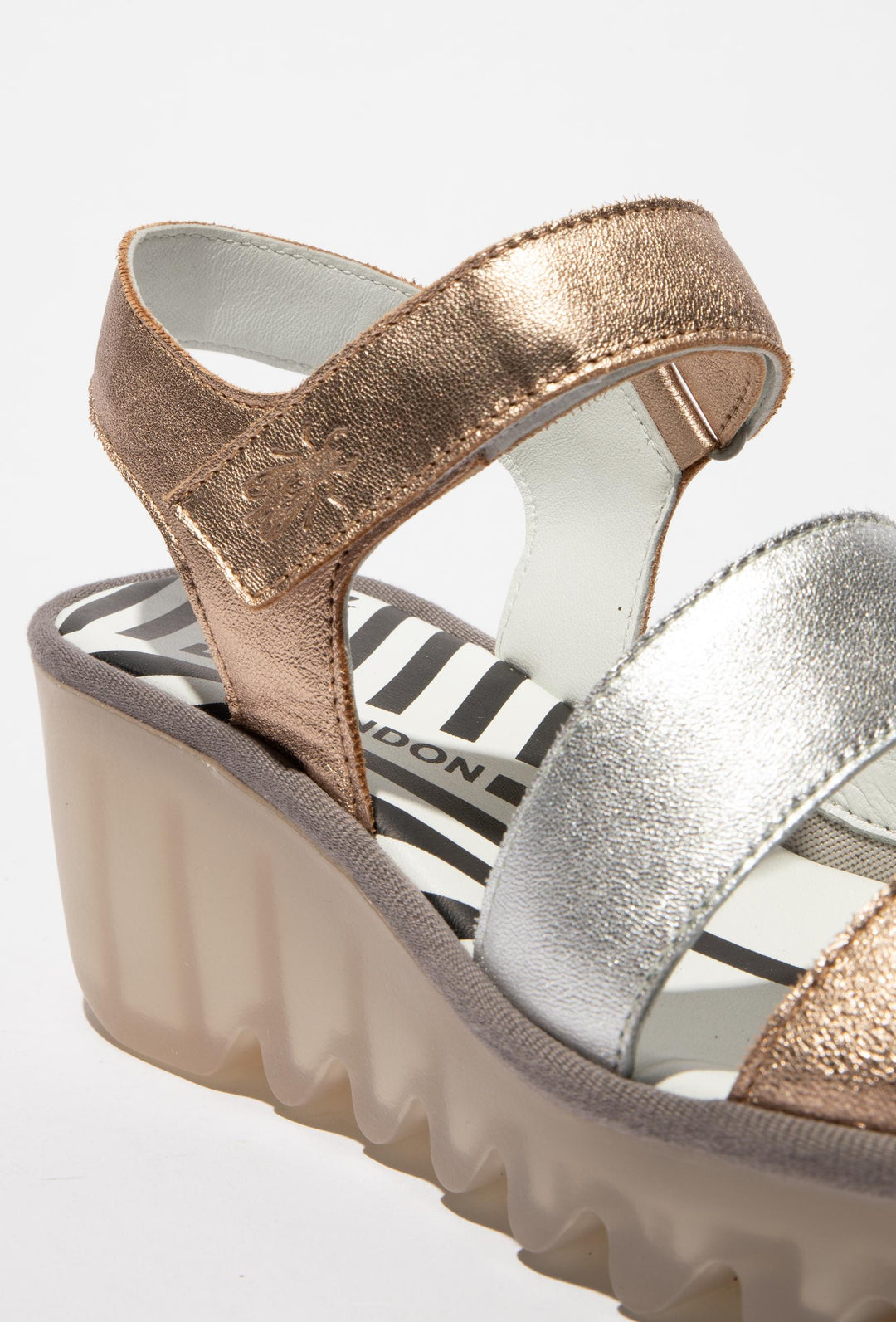 Elegante Sandalen mit glänzenden Riemen