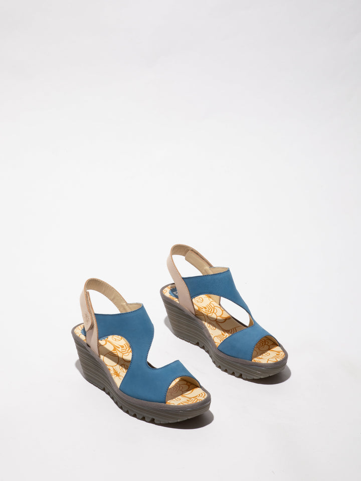 Blaue Sandalen auf Plateausohle