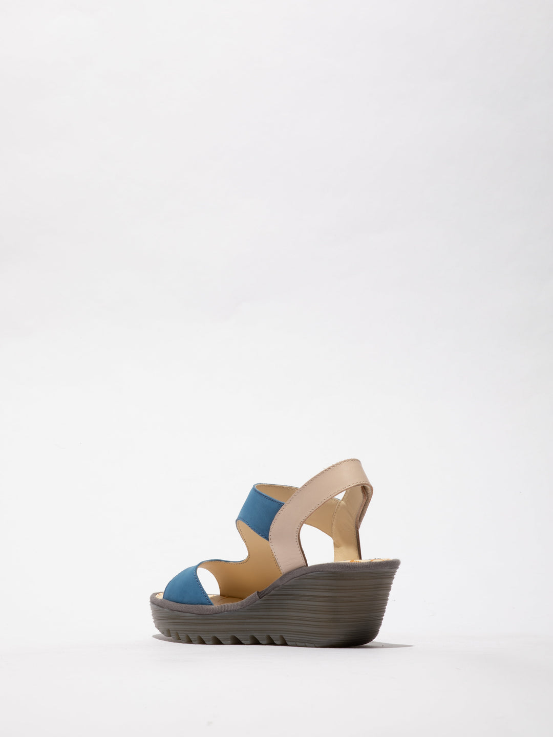 Blaue Sandalen auf Plateausohle