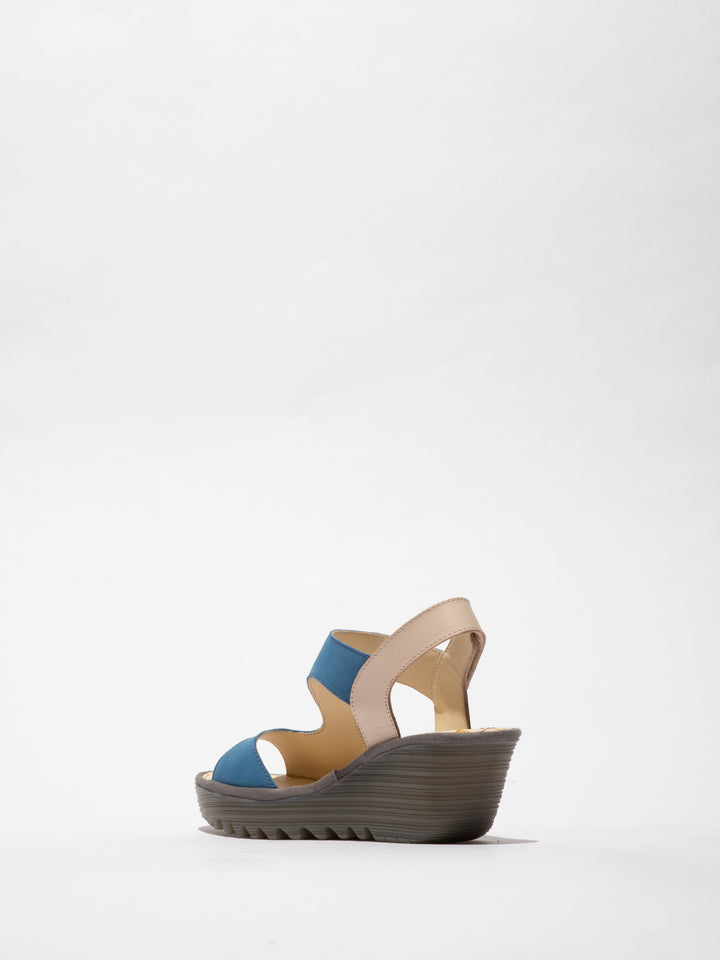 Blaue Sandalen auf Plateausohle