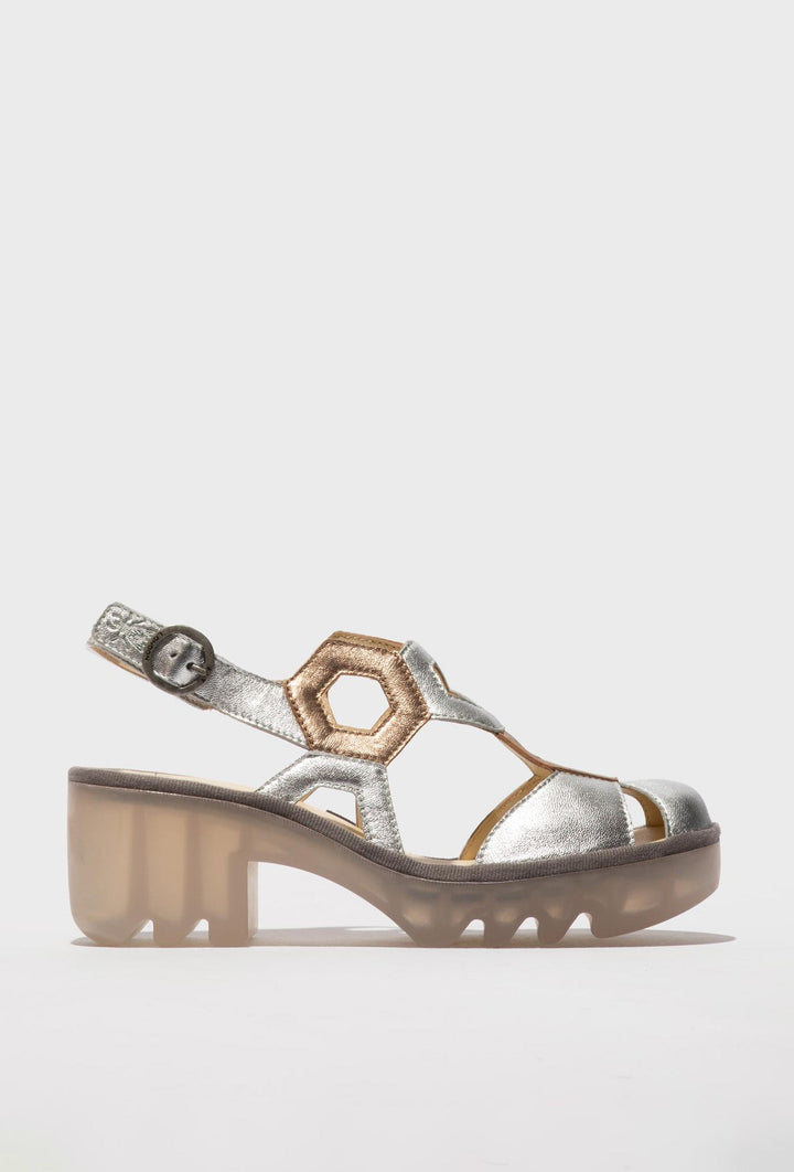 Silberne Metallic-Sandalen mit geometrischen Cut-outs FLY