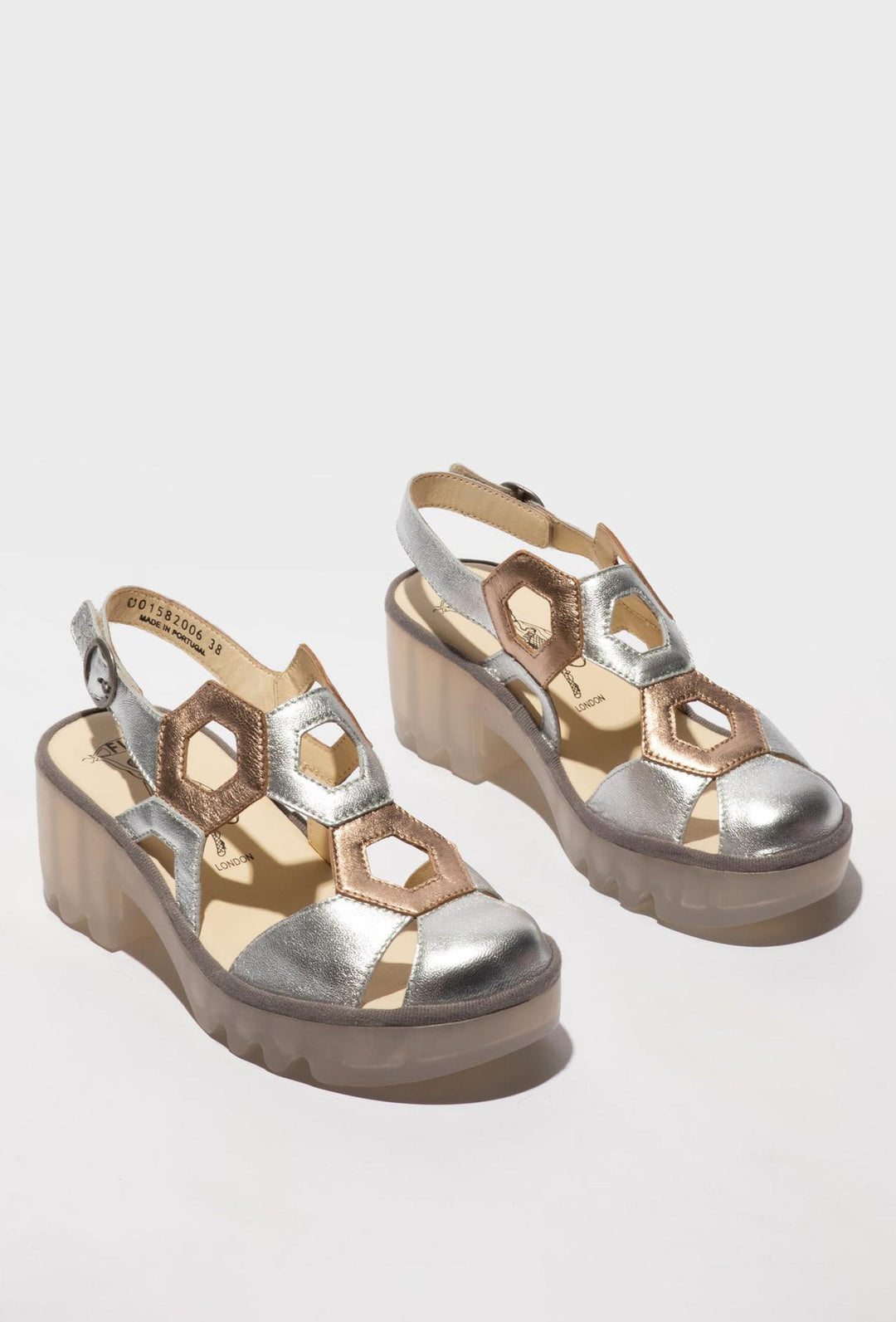 Silberne Metallic-Sandalen mit geometrischen Cut-outs FLY
