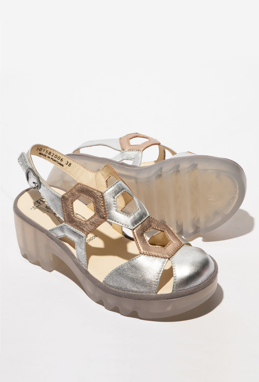 Silberne Metallic-Sandalen mit geometrischen Cut-outs FLY
