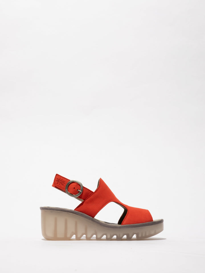 Rote Schuhe mit hohem Spann und grober Sohle