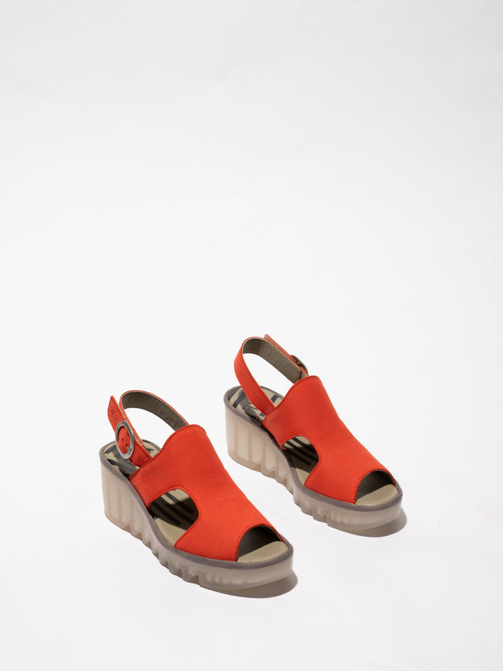Rote Schuhe mit hohem Spann und grober Sohle
