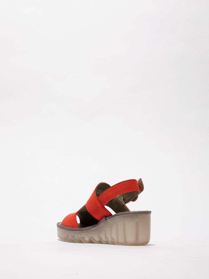 Rote Schuhe mit hohem Spann und grober Sohle