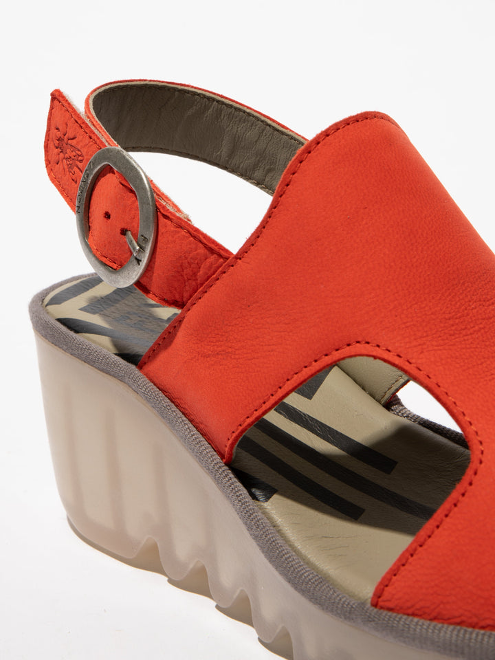 Rote Schuhe mit hohem Spann und grober Sohle