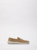 Braune Schuhe mit weißer Sohle