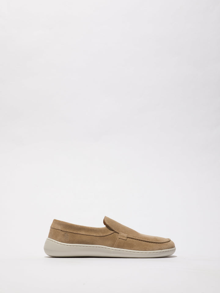 Braune Schuhe mit weißer Sohle