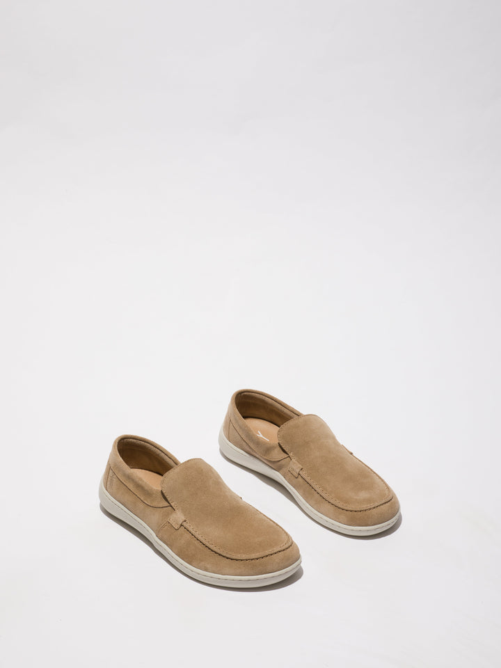 Braune Schuhe mit weißer Sohle