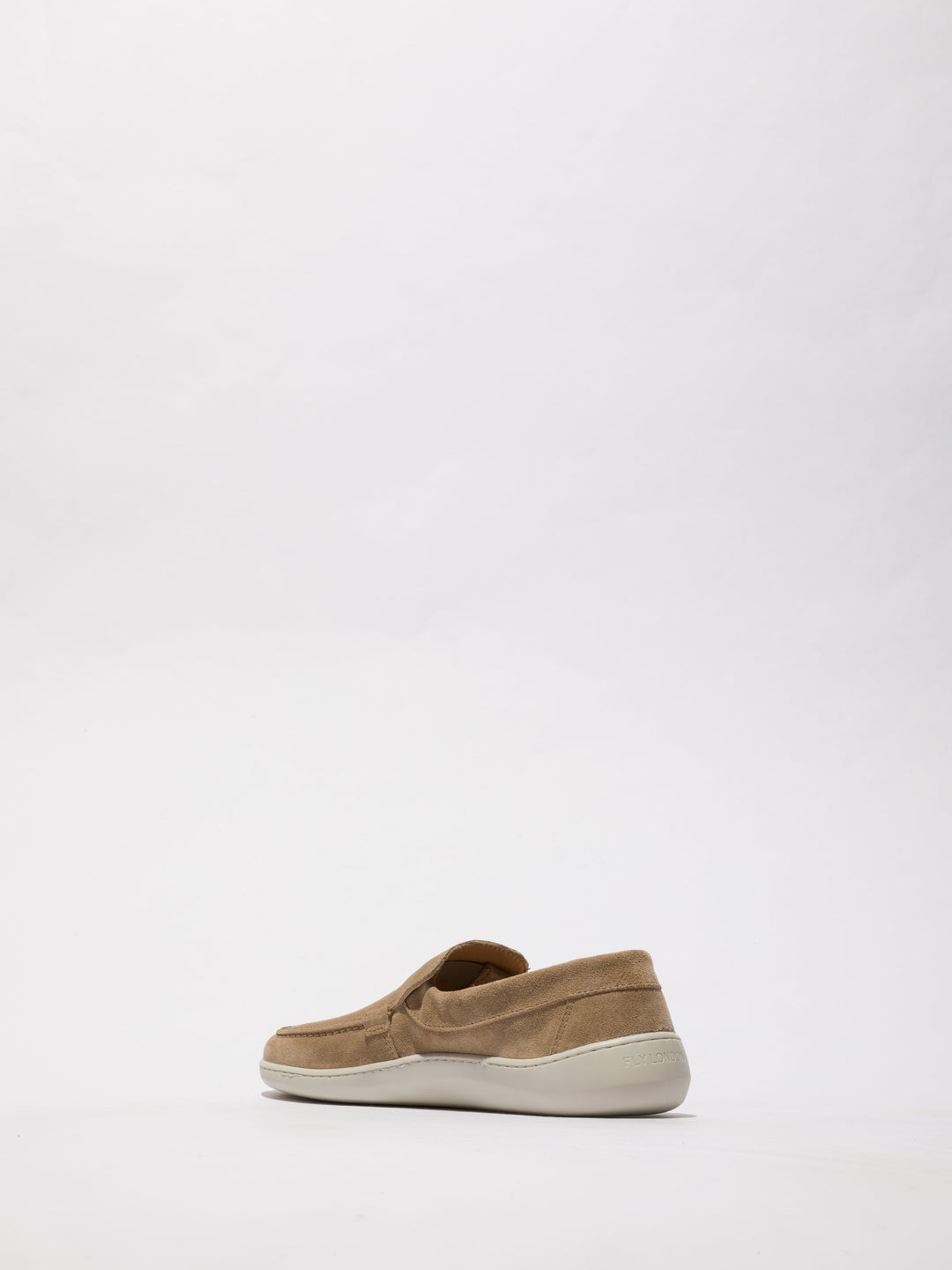Braune Schuhe mit weißer Sohle