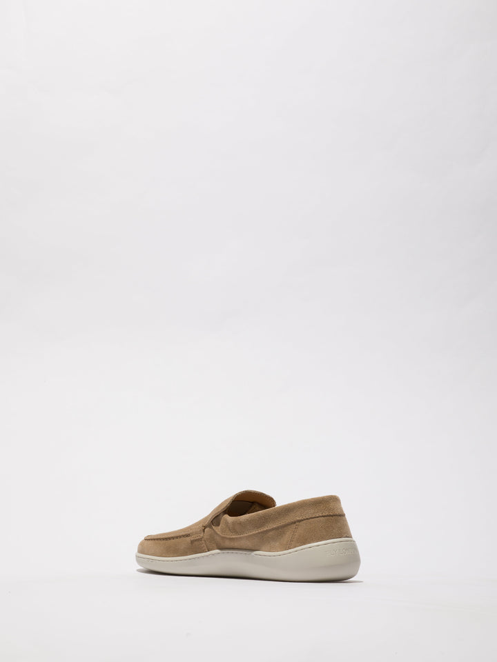 Braune Schuhe mit weißer Sohle