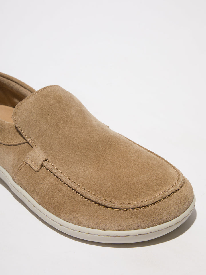 Braune Schuhe mit weißer Sohle