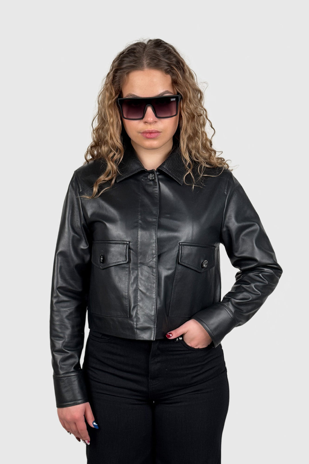 Kurze schwarze Lederjacke mit Kragen