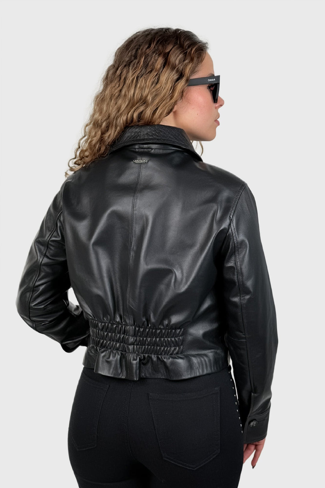 Kurze schwarze Lederjacke mit Kragen
