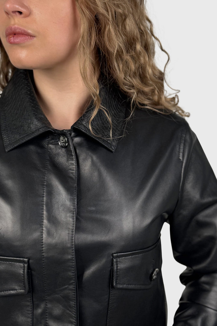 Kurze schwarze Lederjacke mit Kragen
